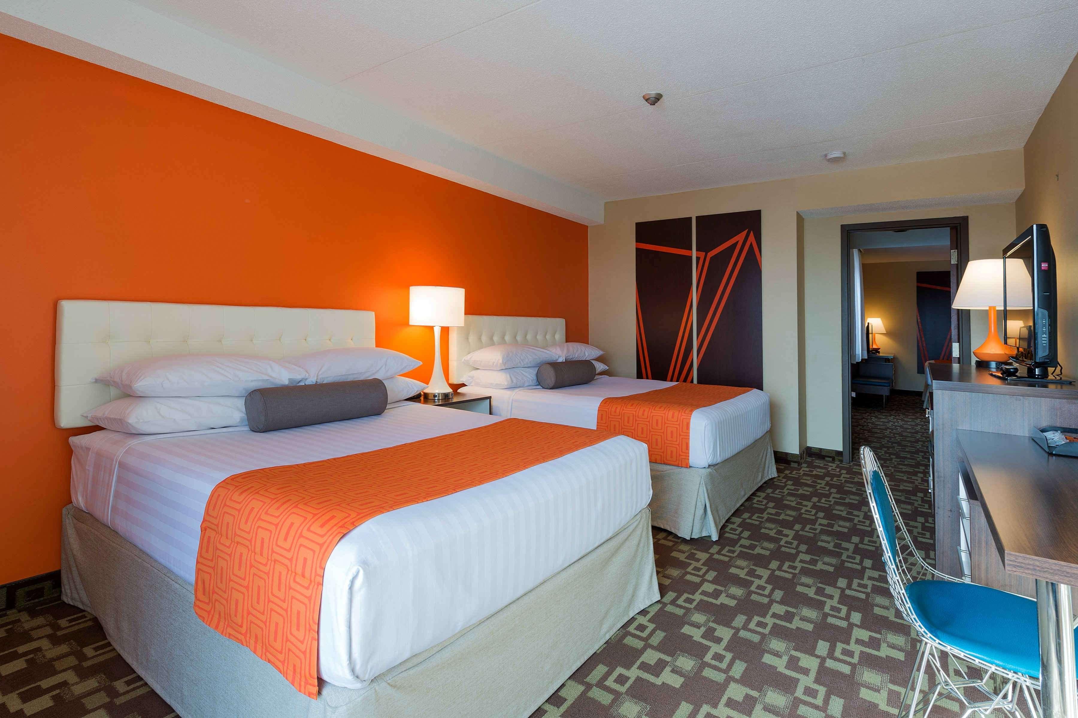 Howard Johnson Plaza By Wyndham By The Falls Niagara Bagian luar foto