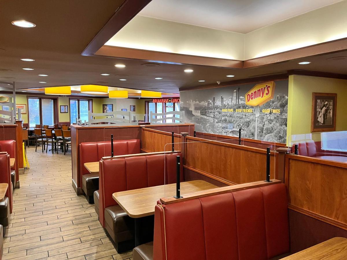 Howard Johnson Plaza By Wyndham By The Falls Niagara Bagian luar foto