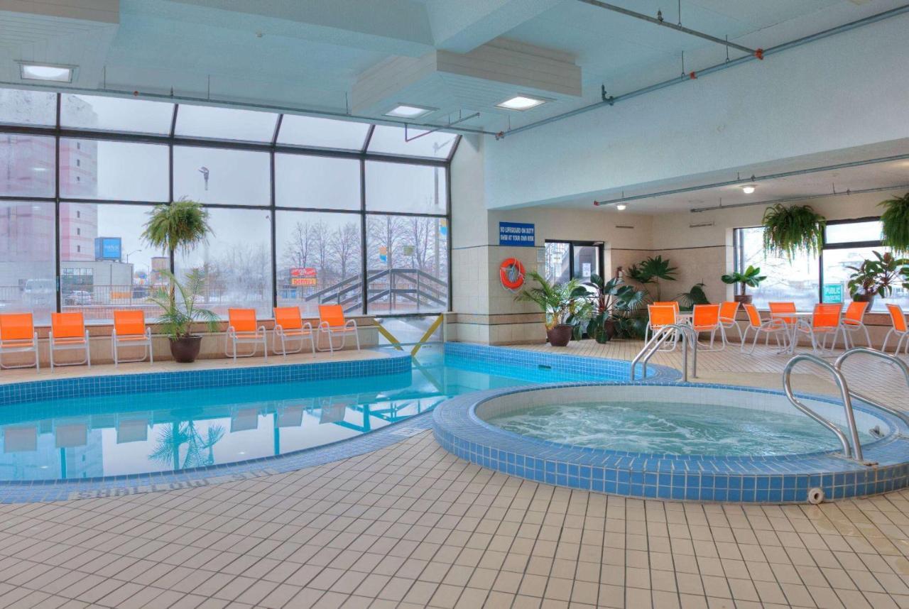 Howard Johnson Plaza By Wyndham By The Falls Niagara Bagian luar foto