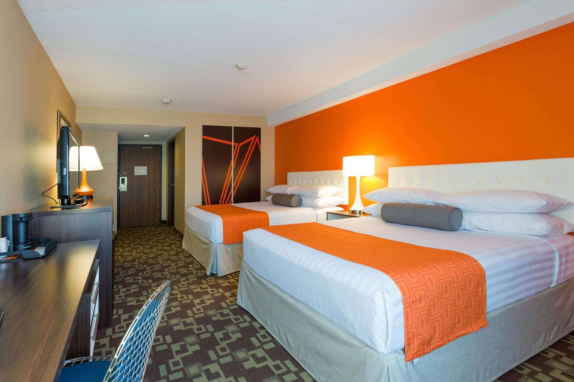 Howard Johnson Plaza By Wyndham By The Falls Niagara Bagian luar foto