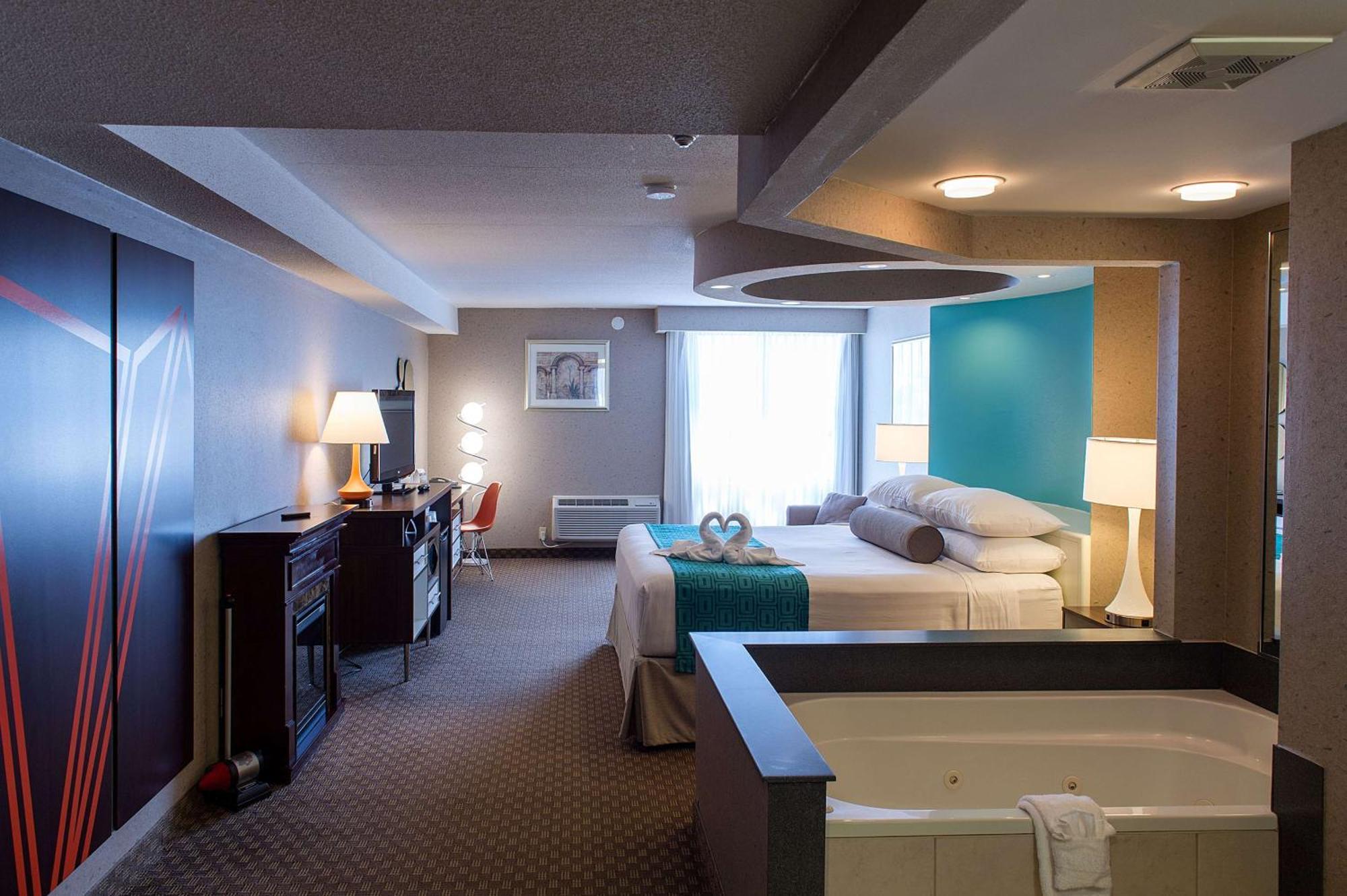 Howard Johnson Plaza By Wyndham By The Falls Niagara Bagian luar foto