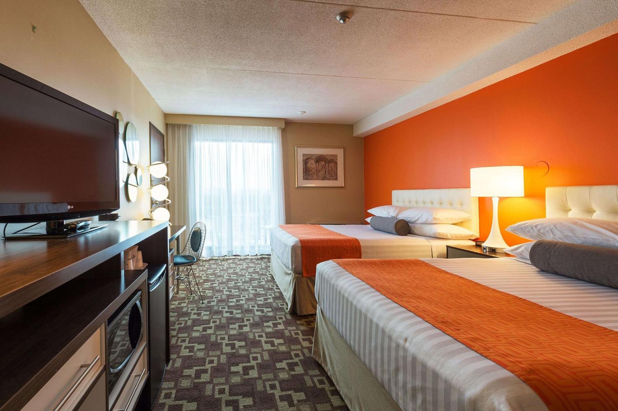 Howard Johnson Plaza By Wyndham By The Falls Niagara Bagian luar foto