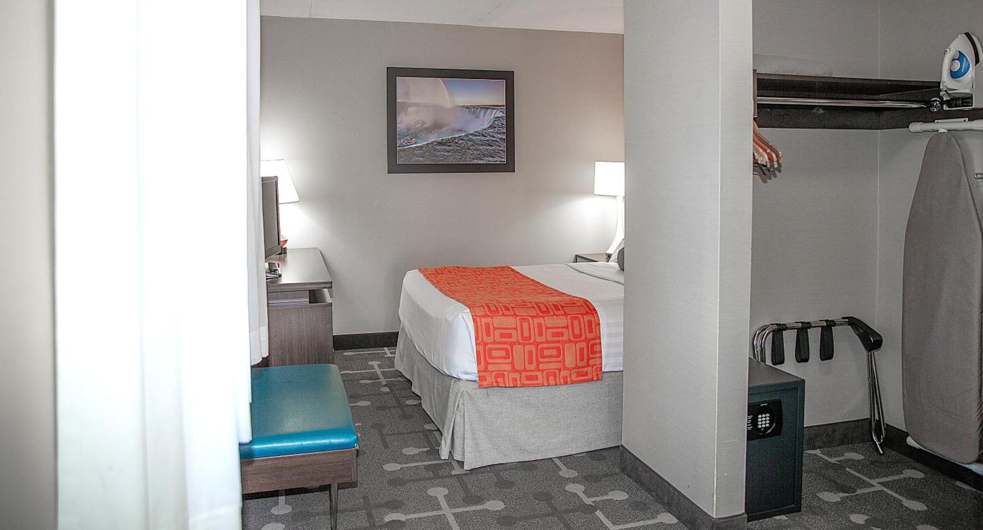 Howard Johnson Plaza By Wyndham By The Falls Niagara Bagian luar foto