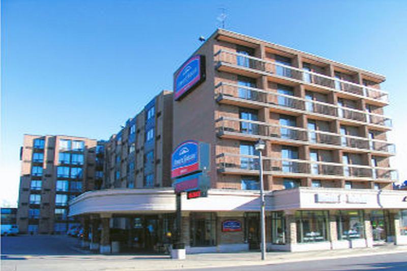 Howard Johnson Plaza By Wyndham By The Falls Niagara Bagian luar foto
