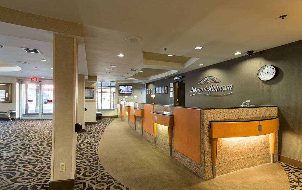Howard Johnson Plaza By Wyndham By The Falls Niagara Bagian luar foto