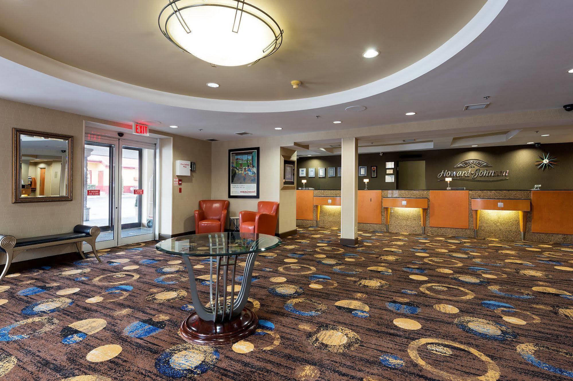 Howard Johnson Plaza By Wyndham By The Falls Niagara Bagian luar foto