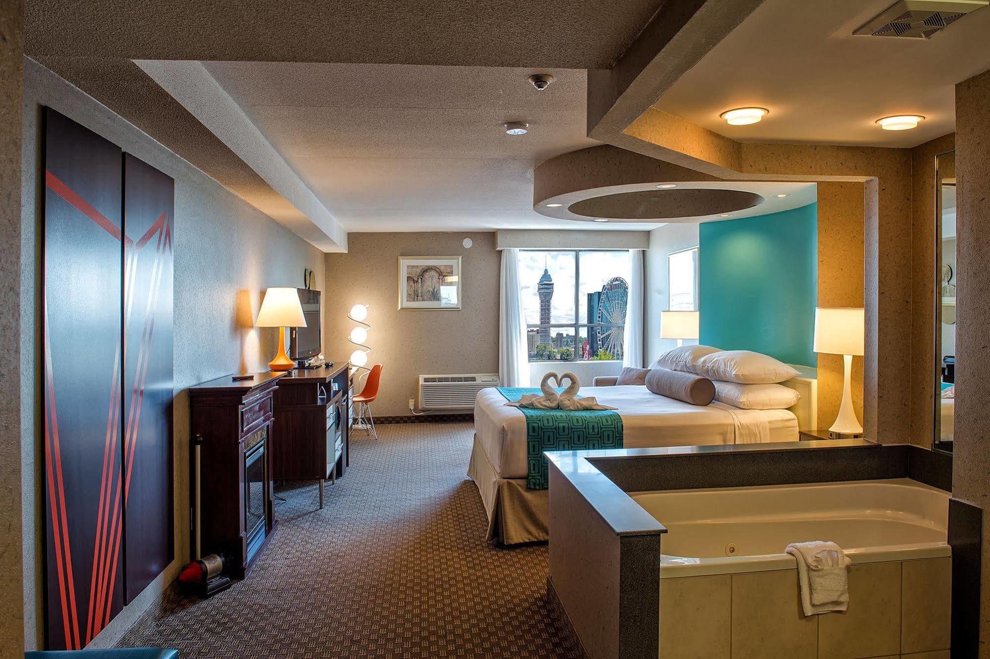 Howard Johnson Plaza By Wyndham By The Falls Niagara Bagian luar foto