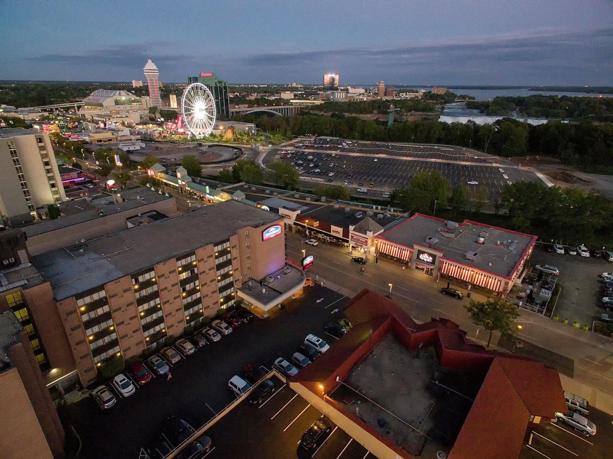 Howard Johnson Plaza By Wyndham By The Falls Niagara Bagian luar foto