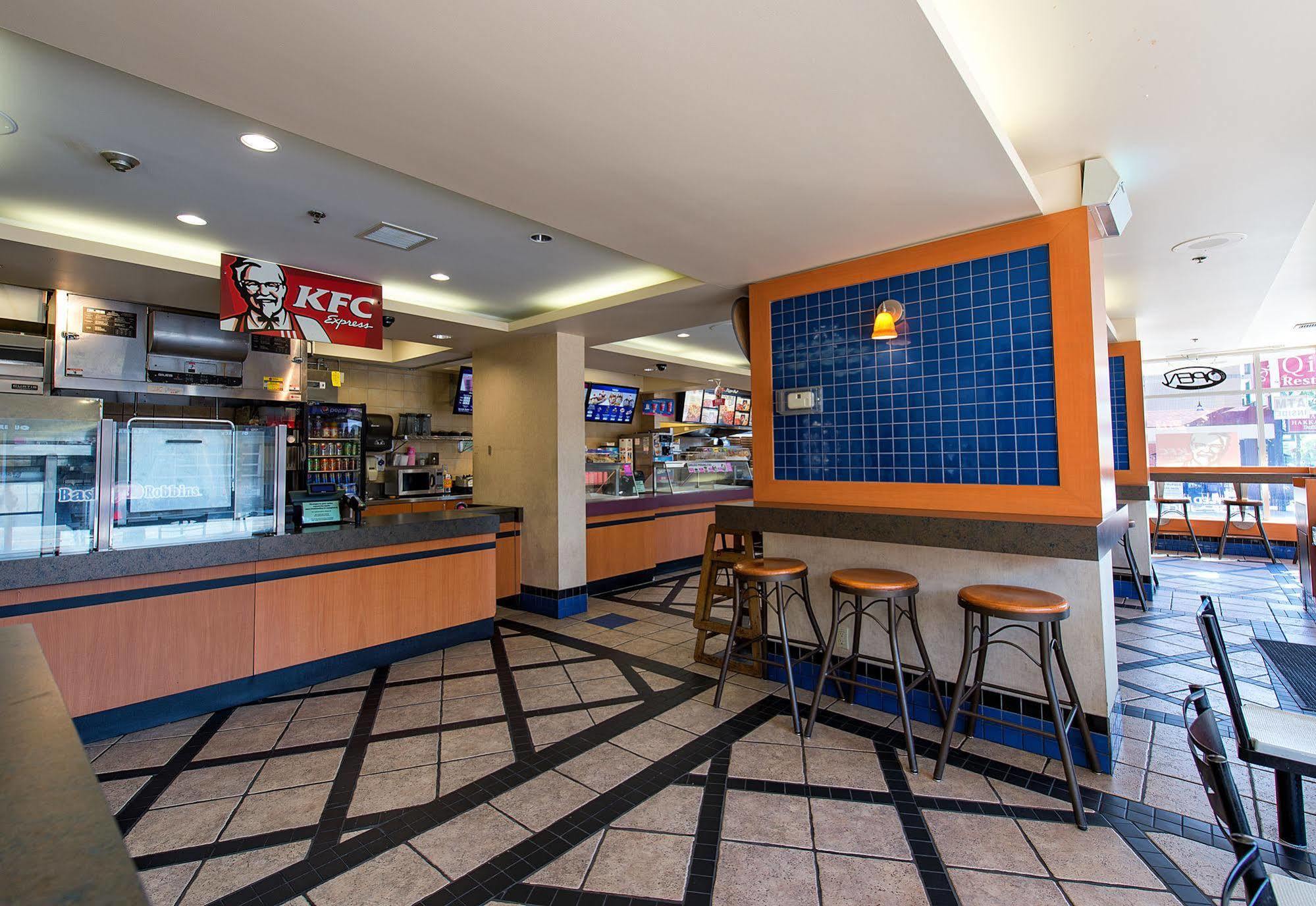 Howard Johnson Plaza By Wyndham By The Falls Niagara Bagian luar foto
