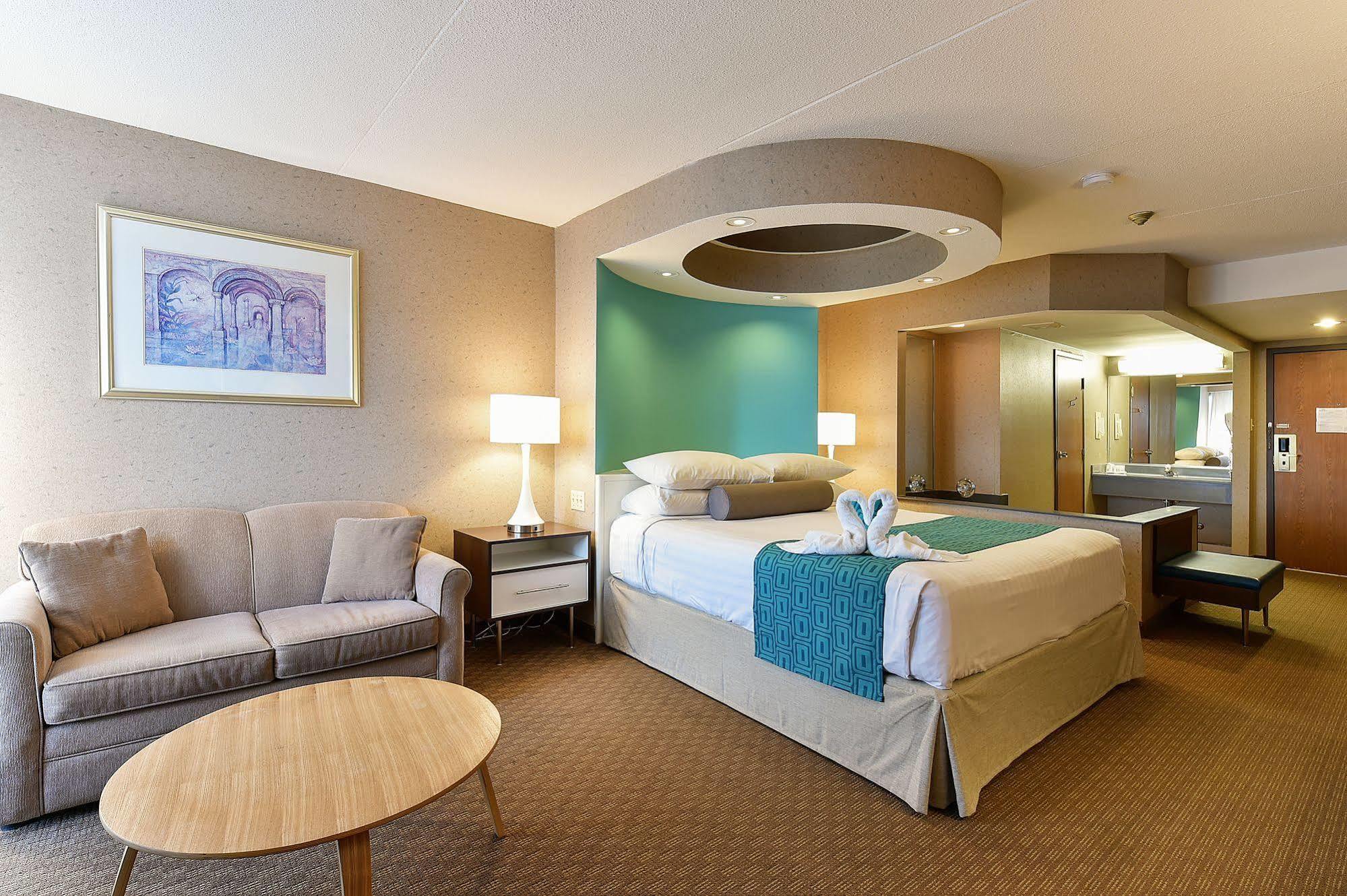 Howard Johnson Plaza By Wyndham By The Falls Niagara Bagian luar foto